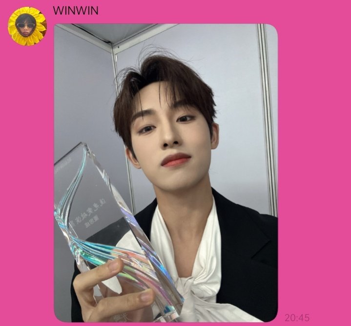 soonyunqi's tweet photo. Winwin updated fans on Bubble right after receiving his award.

Congratulations, Dong Sicheng, our award-winning actor with two awards now! 🏆🏆
So proud of you! 😭😭😭 https://t.co/vRIuksmYUD