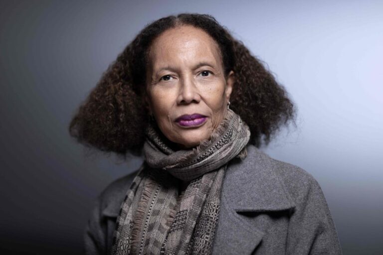 Romansyè ayisyèn Yanick Lahens soti loreya Gran Pri Roman 2025 Akademi fransèz pou zèv li ki se "Passagères de nuit ". Distenksyon sa ki se yonn nan pi prestijye nan mond frankofòn nan salye yon roman ki genyen yon gran puisans powetik, kote memwa, egzil ak imanite kwaze ansanm.