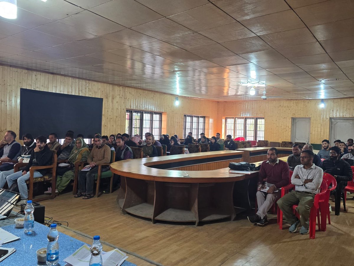 mopr_goi's tweet image. Strengthening Grassroots Governance through Quality Panchayat Development Plans

The Rural Development Department (#RDD) Anantnag, Jammu &amp;amp; Kashmir, conducted a mid-term review of ongoing developmental works under the supervision of ACD Shri Shafiq Ahmad Wani. During the exercise,…