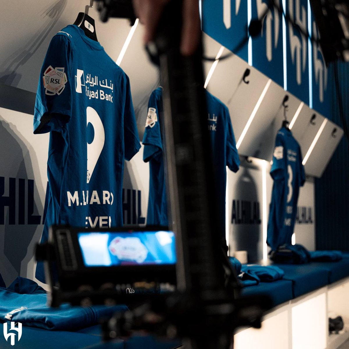 وإذا سُألت عن الهلال فقل لهم .. هو فرحة الأيام للأجيال 
قلب بطرفك فالسماء وحسنها .. هل زانت الدنيابغير هلال 

_

موفق يا اعظم كيان يارب الفوز 
وخطف الثلاث نقاط 💙💙💙

#الهلال_الشباب