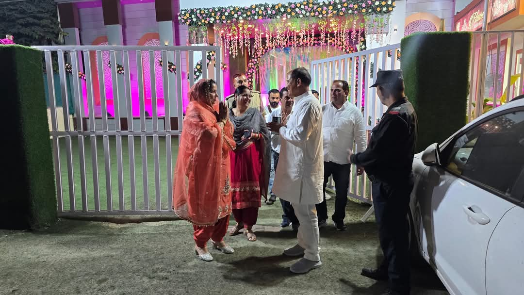NeelamS_BJP's tweet image. आज हवेली प्लेस में आयोजित सेवानिवृत्ति समारोह में शामिल होकर भावनाओं और सम्मान से भरे पलों का साक्षी बनी | 

वर्षों की निष्ठा, परिश्रम और समर्पण को शत्-शत् नमन |

#RetirementCelebration #MemorableMoments #NewBeginnings