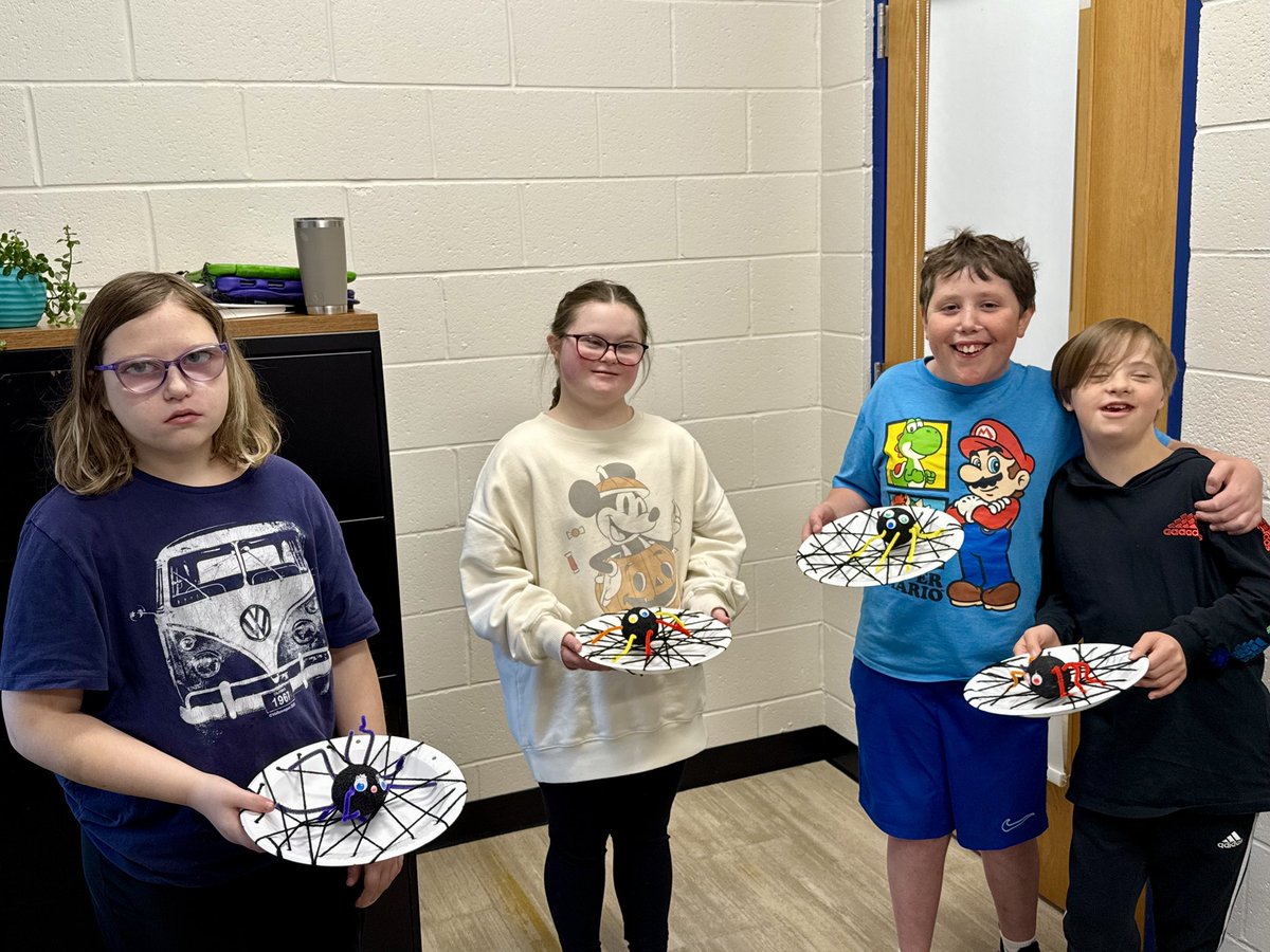 MarsAreaSD's tweet image. 🦉🍁🕸️ Middle School students in Mrs. Paserba’s class painted leaves on a fall tree display and made SPOOK-tacular spiders with Mrs. Rose! #marsproud #fallfun