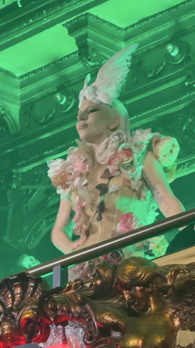 NuriaWlNE's tweet photo. Que ayer fui a una fiesta de Halloween hosted by YouTube y apareció LADY GAGA?? Por supuesto. https://t.co/lajGwlOvhN