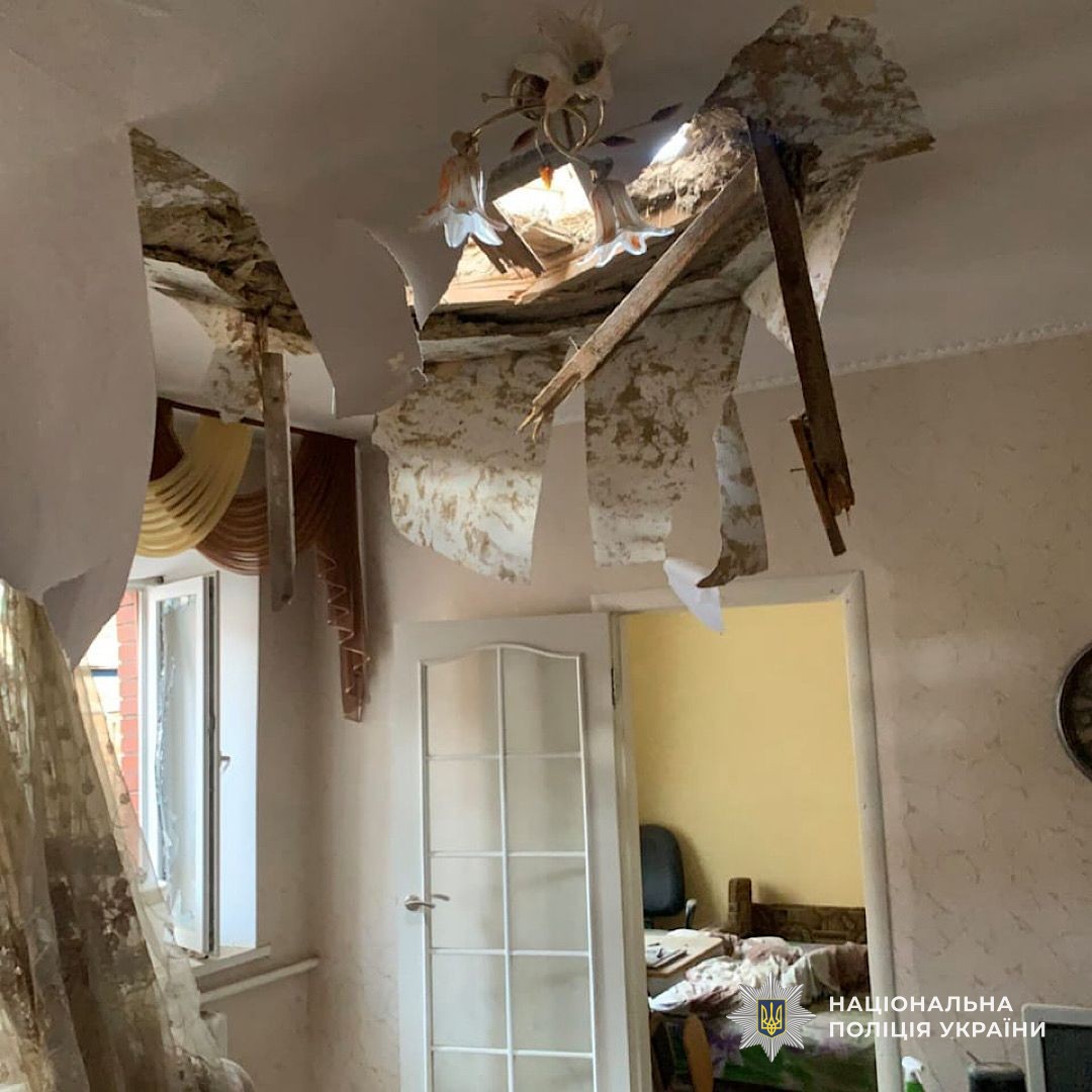 GUNP_Dnipro's tweet image. На Дніпропетровщині внаслідок ворожих атак постраждало троє людей, серед них поліцейські: слідчі фіксують наслідки воєнних злочинів
Джерело: dp.npu.gov.ua/news/na-dnipro…
@34_tv
@news112ua
@istv
#Поліція_на_війні #Дніпро #новини