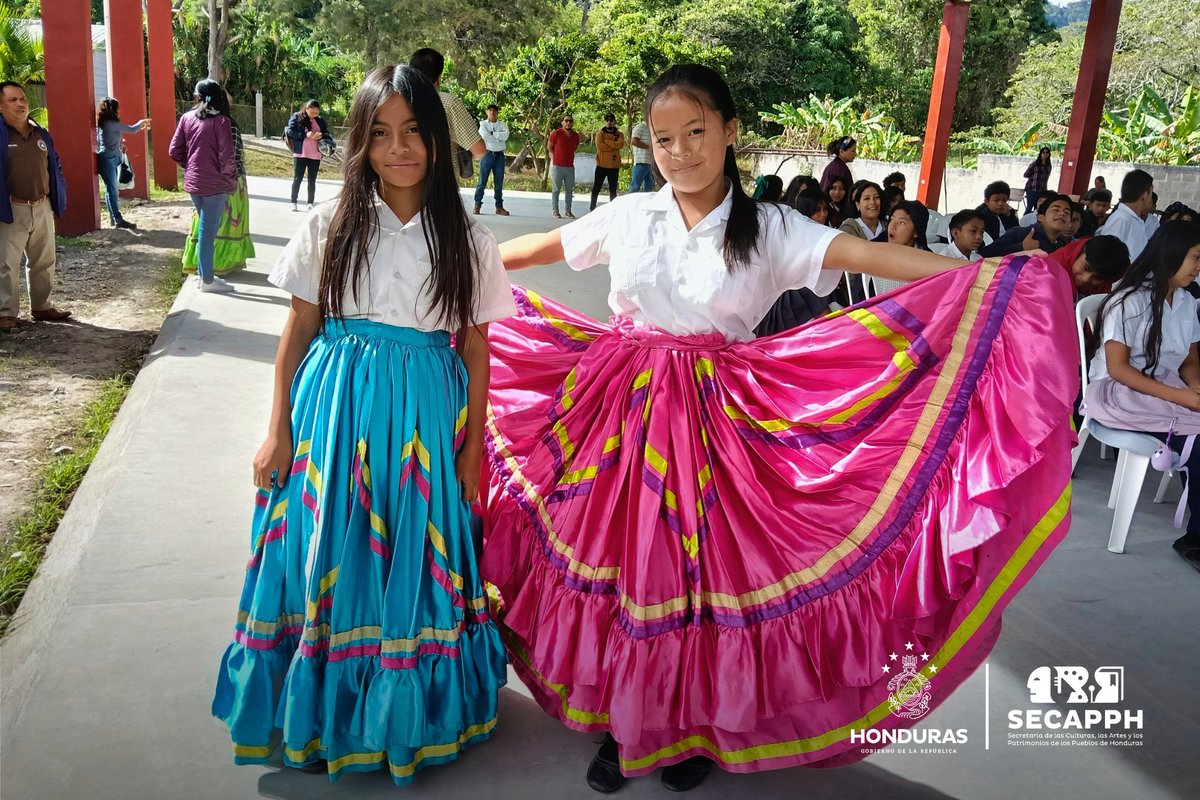 SECAPPH's tweet image. Estos trajes no solo visten a los bailarines, sino que también preservan y enaltecen nuestras ricas tradiciones y folklore hondureño. ¡Fueron recibidos con gran alegría y agradecimiento por parte de la comunidad!

​¡Apoyando el arte y la identidad nacional! 💃🕺

#SECAPPH