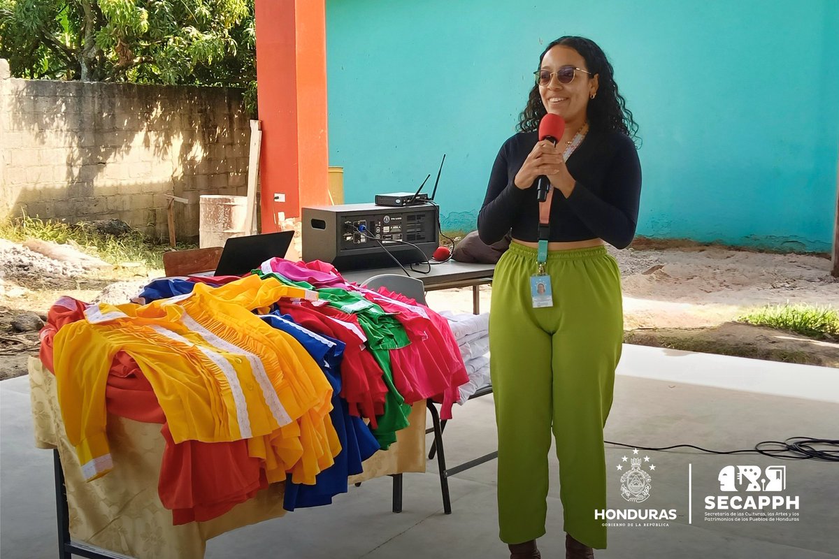 SECAPPH's tweet image. Estos trajes no solo visten a los bailarines, sino que también preservan y enaltecen nuestras ricas tradiciones y folklore hondureño. ¡Fueron recibidos con gran alegría y agradecimiento por parte de la comunidad!

​¡Apoyando el arte y la identidad nacional! 💃🕺

#SECAPPH