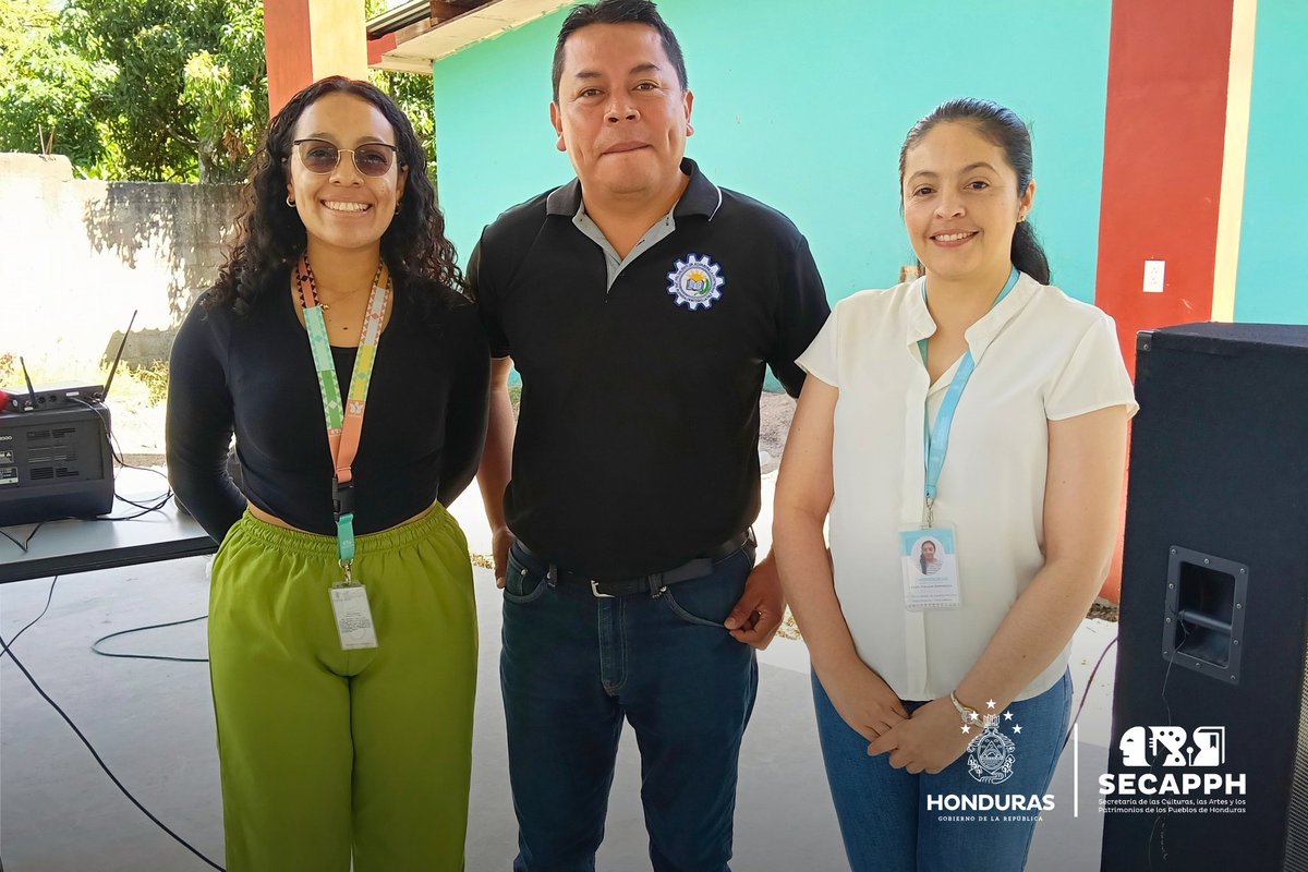 SECAPPH's tweet image. Estos trajes no solo visten a los bailarines, sino que también preservan y enaltecen nuestras ricas tradiciones y folklore hondureño. ¡Fueron recibidos con gran alegría y agradecimiento por parte de la comunidad!

​¡Apoyando el arte y la identidad nacional! 💃🕺

#SECAPPH