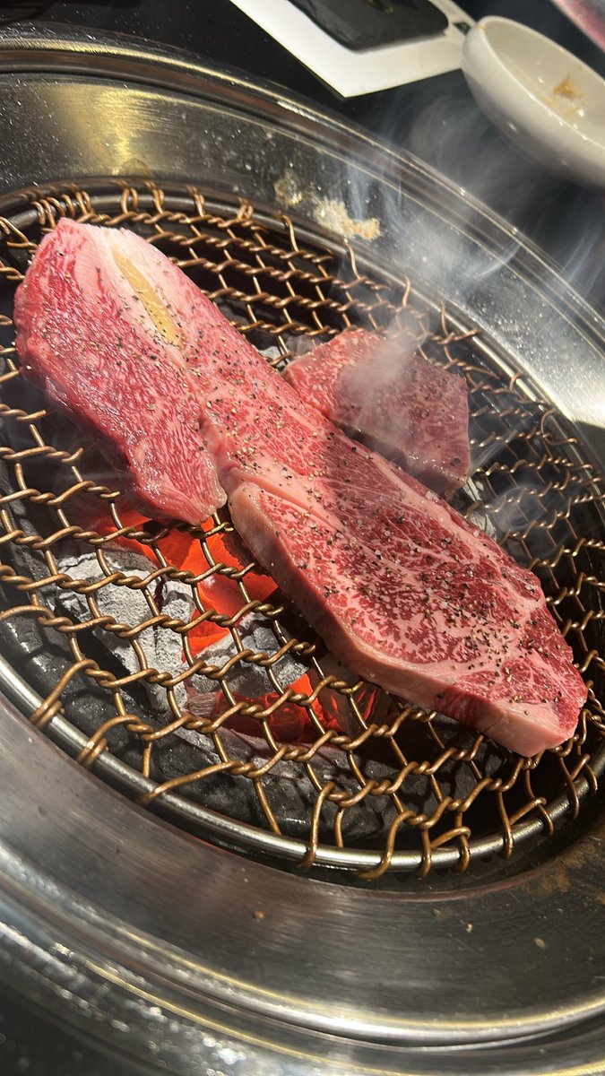 rsn_htm's tweet photo. BTSジンくんも食べた韓牛
このブロックのお肉が最高に美味しい〜
個室もあって誕生日や記念日にも使える焼肉屋さん！
帰りにはハンガンでゆっくりできる♡

ネモジプハンナム店
📍ソウル特別市 龍山区漢南32-2
🕰️11:30〜22:00(昼休憩あり)

#韓国グルメ　#ハンナム　#韓牛 https://t.co/MOe4hGHkQu