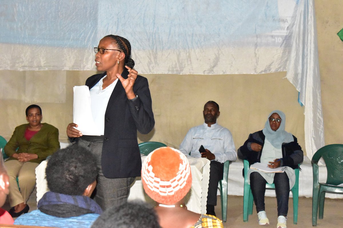NyabihuDistrict's tweet photo. Nyuma yo kuganira n'ibyiciro bitandukanye ku Karere,Intumwa za @Rwandaparliamnt bayobowe na Hon.NABAHIRA Anastase,ubu bari kuganiriza abaturage bo muri Shyira ku Itegeko rigenga abantu n'umuryango.Ejo bazakangurira urubyiruko kwitabira serivise z'ubuzima zitandukanye
#FFRP
#RPRPD https://t.co/am8rol649B