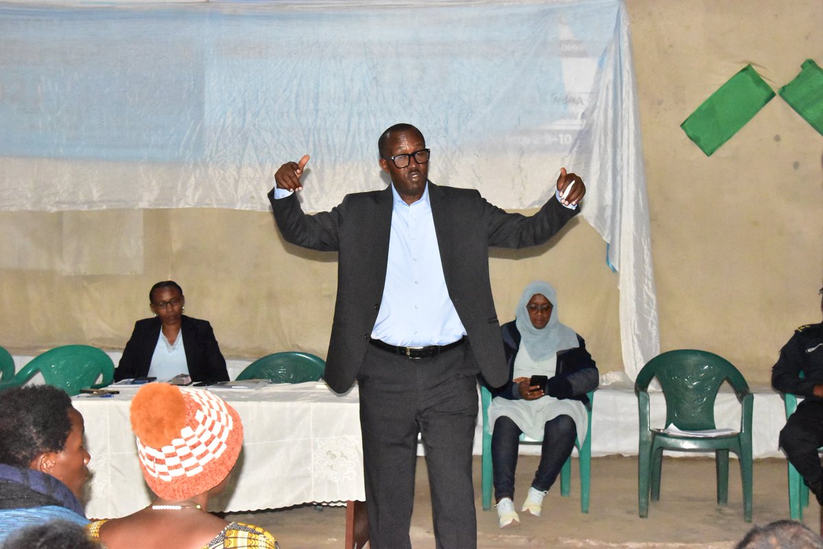NyabihuDistrict's tweet photo. Nyuma yo kuganira n'ibyiciro bitandukanye ku Karere,Intumwa za @Rwandaparliamnt bayobowe na Hon.NABAHIRA Anastase,ubu bari kuganiriza abaturage bo muri Shyira ku Itegeko rigenga abantu n'umuryango.Ejo bazakangurira urubyiruko kwitabira serivise z'ubuzima zitandukanye
#FFRP
#RPRPD https://t.co/am8rol649B