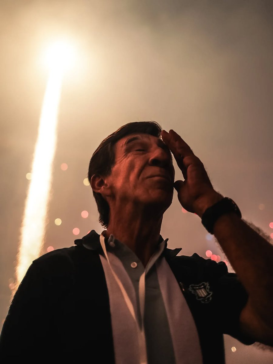 Qué contradictorio es ver a muchos que dicen bancar a Gustavo Costas —un tipo que desde el primer día pidió unión, humildad y compromiso— y al mismo tiempo quieren destruir todo.

👉 Costas representa valores que #Racing necesitaba recuperar hace tiempo: el sentido de