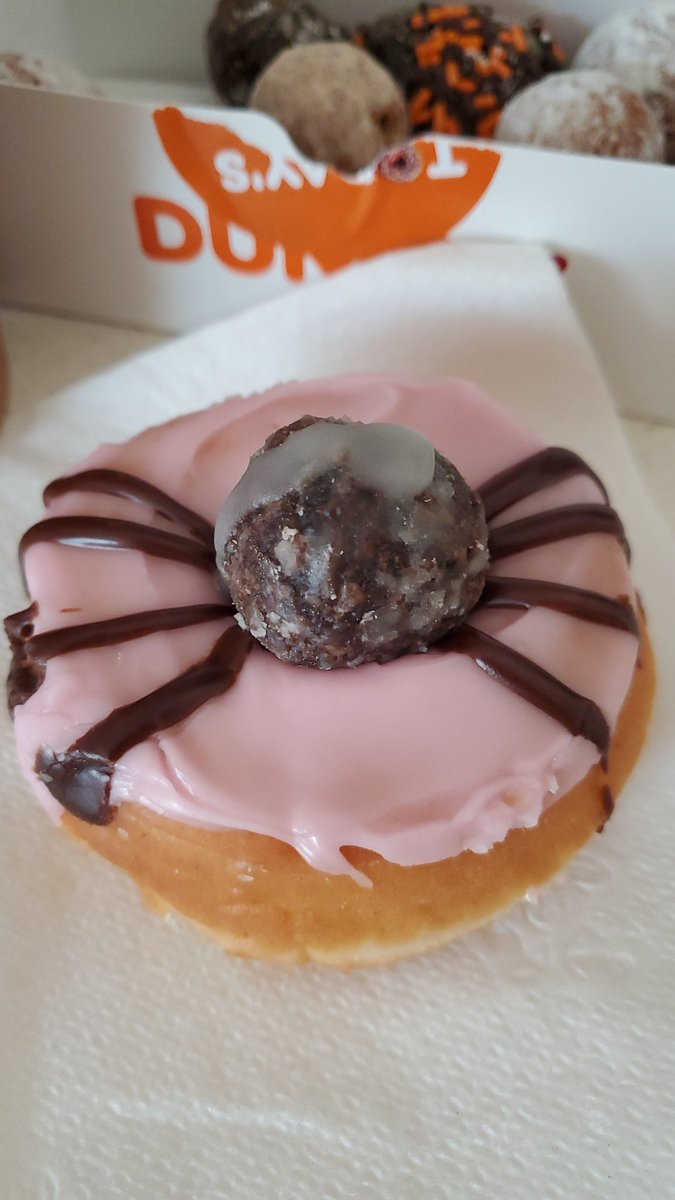 tinystamps's tweet photo. This spidey donut looks like it got jizzed on. 😂 and it has no eyes. @dunkindonuts #dunkin https://t.co/Fm5gVgdmYO