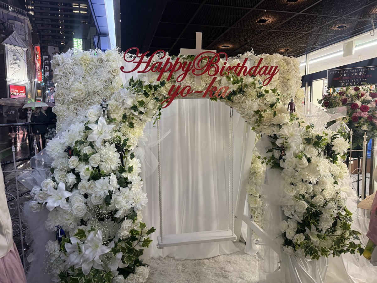 yo-kaさん生誕祭
『Evil's Night Party 2025-白ノ聖域-』

白いDIAURAも最高にカッコ良かった✨✨

yo-kaさんの歌声も歌詞も胸を打つ。
狂気の世界の中で幸せそうな表情がとても可愛らしかったです。

お誕生日おめでとうございます！