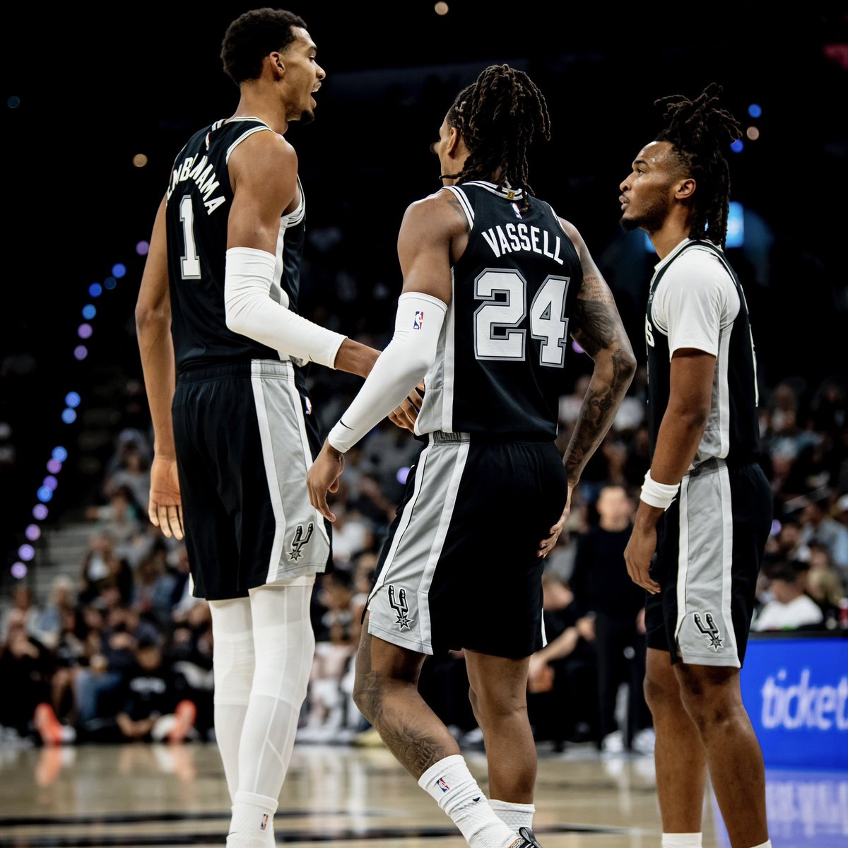 RTNBA's tweet image. The Spurs Core Four in their first 5 games:

Wemby: 
30.2 PPG | 14.6 RPG | 3.4 APG | 1.4 STL | 4.8 BLK

Castle:
18.8 PPG | 6.0 RPG | 5.4 APG | 1.8 STL

Vassell:
16.8 PPG | 4.6 RPG | 2.4 APG | 1.2 STL

Harper:
14.4 PPG | 4.6 RPG | 4.6 APG | 0.8 STL

The Spurs are currently 5-0. 🔥