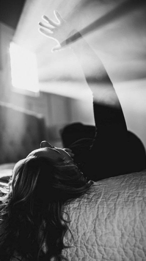 Si me levanto
será con lo que tengo,
con todo lo que soy,
con lo que fui
y en esta arquitectura –casi en ruinas–
descubriré la luz que se escabulle
cuando las sombras
obstruyen los colores.
Y volveré a vestir
esas viejas canciones
de mi nostalgia,
repleta de ilusiones.
⊱✿⊰

JS