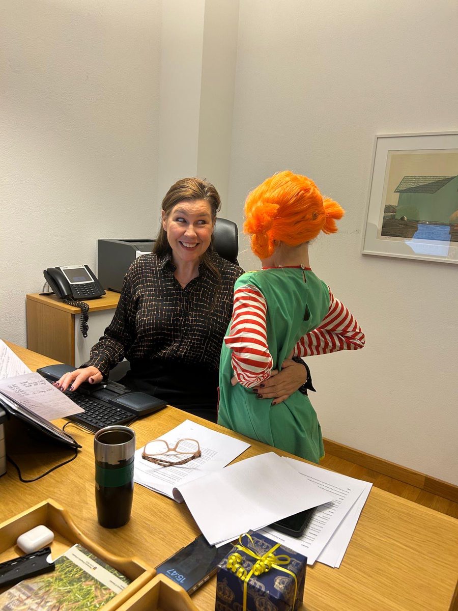 SwedeninAT's tweet image. Surprise visit at the Embassy! 🧡

#Pippi - role model since 80 years - came to show me how the work should be done ✔️ 

#pippilongstocking #pippilångstrump