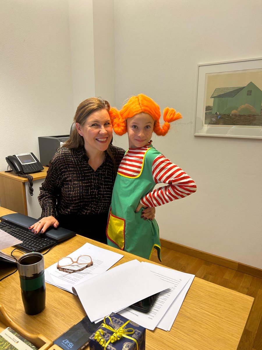 SwedeninAT's tweet image. Surprise visit at the Embassy! 🧡

#Pippi - role model since 80 years - came to show me how the work should be done ✔️ 

#pippilongstocking #pippilångstrump