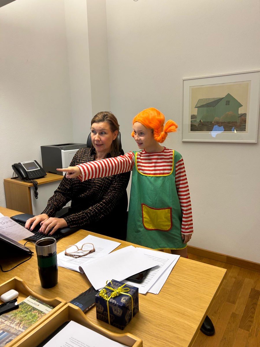 SwedeninAT's tweet image. Surprise visit at the Embassy! 🧡

#Pippi - role model since 80 years - came to show me how the work should be done ✔️ 

#pippilongstocking #pippilångstrump