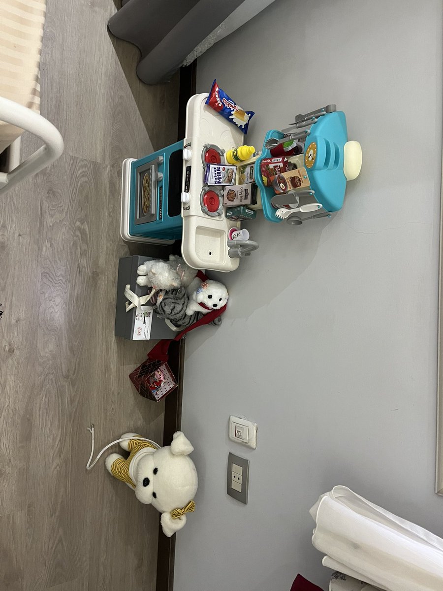 manamenohh's tweet image. غيبت يوم عن البيت رجعت لقيتهم فاتحين كشك.