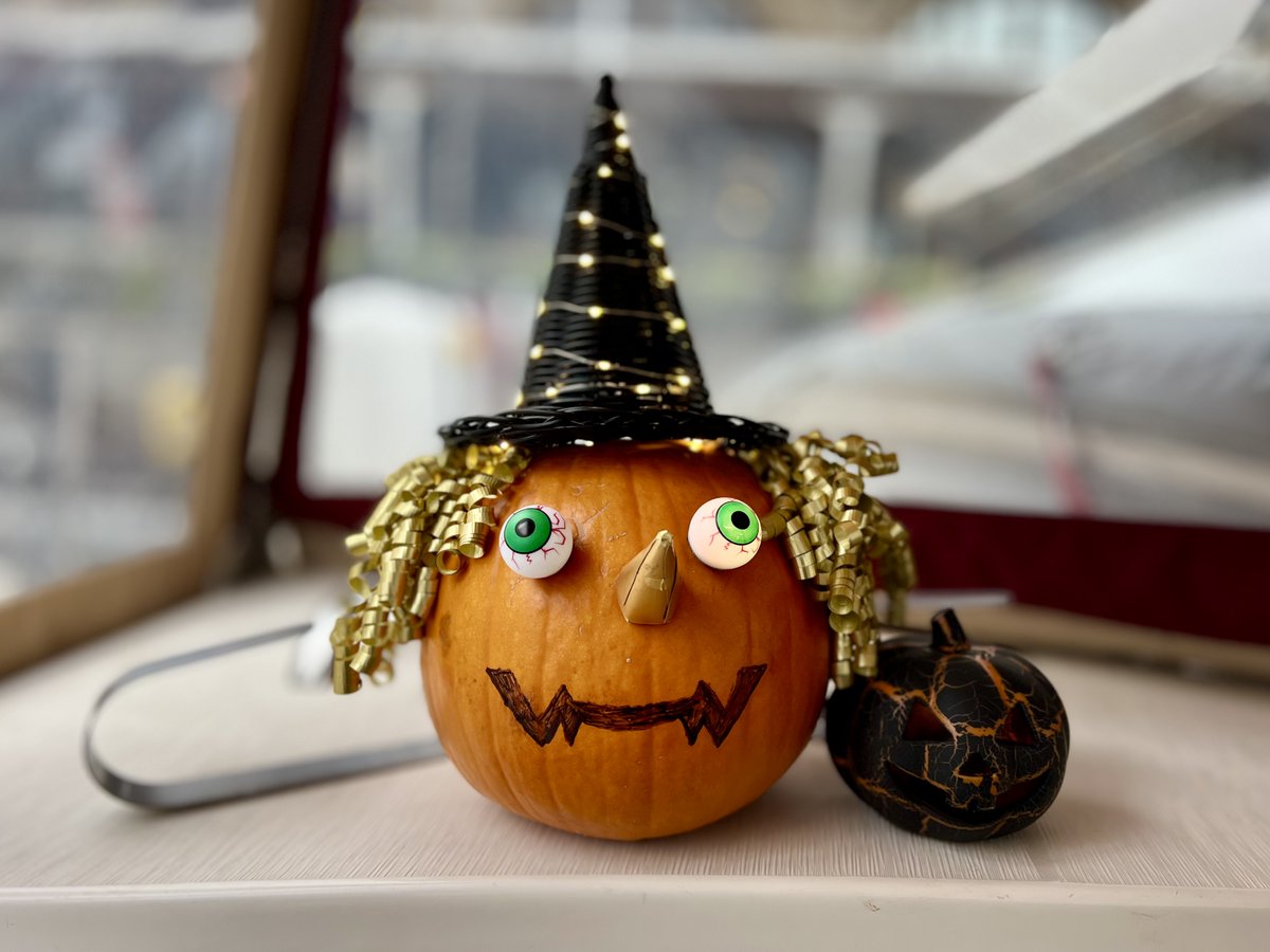 Happy Halloween. Another pumpkin carving competition entry from SKD berth holder, Amel sailing yacht 'Lema'

#spookyskd #spookyseason #happyhalloween #halloween2025 #skdmarina #seayousoon #SpookyFun #londonmarina