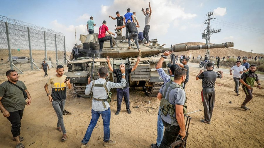 JoopSoesan's tweet photo. Via @AmitSegal van N12News, lees het :
Het haalde misschien niet de krantenkoppen die het verdiende, maar een meerderheid van de Palestijnen gelooft nog steeds dat Hamas' besluit om het bloedbad van 7 oktober uit te voeren "correct" was. Dat blijkt uit een peiling die deze week is gepubliceerd door het Palestijnse Centrum voor Beleid en Onderzoek.

59% van de Palestijnen in Judea en Samaria antwoordde bevestigend, terwijl 44% dat in Gaza deed – in totaal 53% van de Palestijnse respondenten.

Maar zouden Palestijnen Hamas dan niet op zijn minst de schuld geven van het lijden van de inwoners van Gaza in de twee jaar erna? Nee – slechts 14% geeft Hamas de schuld, terwijl 54% de Joodse staat de schuld geeft.

Wat bleek er nog meer uit het onderzoek? Ten eerste bleek dat 53% van de Palestijnen "tegen het concept van een tweestatenoplossing" is. Maar zo eenvoudig ligt het niet. Het onderzoek merkte op dat "steun voor een tweestatenoplossing meestal gekoppeld is aan een publieke beoordeling van de haalbaarheid van een dergelijke oplossing en de kansen op een Palestijnse staat." Sterker nog, 56% van de Palestijnen "gelooft dat de tweestatenoplossing niet langer praktisch is vanwege de uitbreiding van de nederzettingen."

Hoe zit het met de rest? 41% "gelooft dat het praktisch blijft", wat de vraag oproept: hoe bereiken zij onafhankelijkheid?

Nou, de enquête vroeg Palestijnen precies dat: "Wat is de beste manier om Palestijnse doelen te bereiken, namelijk het beëindigen van de bezetting en het opbouwen van een onafhankelijke staat?"

Verbazingwekkend genoeg zei een meerderheid van 40% "gewapende strijd", waaronder 35% in Gaza. Ja, volgens deze enquête gelooft meer dan een derde van de inwoners, na twee jaar oorlog en totale verwoesting in de Gazastrook, nog steeds dat "gewapende strijd" hun sleutel tot onafhankelijkheid is.

Tuurlijk, sommigen van jullie denken waarschijnlijk: die cijfers zijn niet bepaald geruststellend, maar wie gelooft er nou in peilingen? Het doet er niet toe dat deze peiling is uitgevoerd in een samenleving die niet bepaald bekendstaat om een ​​onafhankelijke pers. Je hebt gelijk, maar hier is het addertje onder het gras: Israëliërs gaan het risico niet lopen dat hun kinderen door Palestijnse terroristen worden ontvoerd, in de hoop dat "de peilers het misschien mis hadden".

30 dagen na het bloedbad van 7 oktober publiceerde @mosaicmag een prachtig essay van @ShMMor, die eerder directeur buitenlands beleid was bij de Israëlische Nationale Veiligheidsraad. Daarin schetst Mor de Arabische psyche die hen heeft geplaagd tijdens de oorlogen die ze in 1947, 1967 en 2000 zijn begonnen – oorlogen die allemaal rampzalige gevolgen hadden voor de Palestijnen.

Terwijl hij klaagt over hoe de Palestijnen, in plaats van te erkennen dat geweld hen geen soevereiniteit zal opleveren, elke oorlog die ze zelf zijn begonnen beëindigen door zichzelf tot hulpeloze slachtoffers van de immer wrede Israëliërs te maken, besluit Mor het essay met een voorspelling voor onze huidige oorlog:

"De prijs voor Israël zal hoog zijn, en Israël is verre van onschuldig in de reeks gebeurtenissen die deze oorlog hebben veroorzaakt. Maar de prijs voor de Palestijnen zal veel, veel hoger zijn, en veel van wat verloren zal gaan, zal onherstelbaar zijn. En als de huidige generatie haar voorgangers volgt en dat verlies transformeert tot een verhaal van slachtofferschap dat de nederlaag en de opwinding die eraan voorafgingen verdoezelt, is de kans groot dat er op een dag weer een nieuwe in de reeks Palestijnse rampen zal opduiken."

Ik wou – en ik wed dat Mor dat ook doet – dat ik kon zeggen dat zijn waarschuwing ongegrond was. Helaas wijzen alle tekenen erop dat hij gelijk heeft.