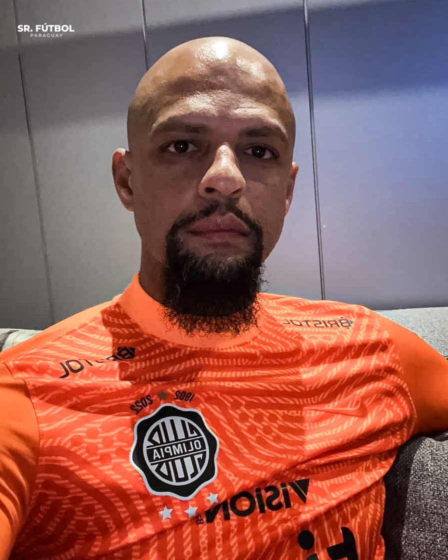 Felipe Melo anoche, reaccionando a la épica remontada del Palmeiras con una camiseta que intercambió con Gastón Olveira en el año 2022. Meses atrás, el brasileño reconoció a Olimpia como su club en Paraguay, debido a lo que vivió ante ellos en la CONMEBOL Libertadores. 👏🏻🇧🇷
