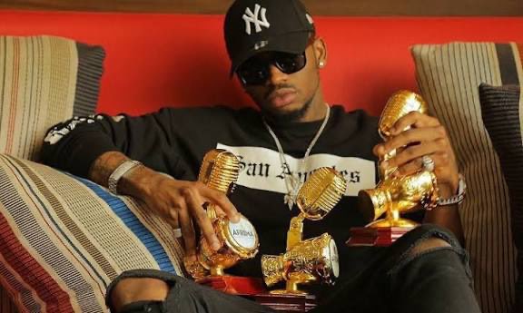 🇹🇿 | <a href="/diamondplatnumz/">SIMBA..!🦁</a>  a supprimé toutes ses publications Instagram soutenant la présidente <a href="/SuluhuSamia/">Samia Suluhu</a> , après des menaces de citoyens promettant de brûler sa maison et son label <a href="/wasafifm/">Wasafifm</a> 

Pression populaire massive, retrait stratégique.