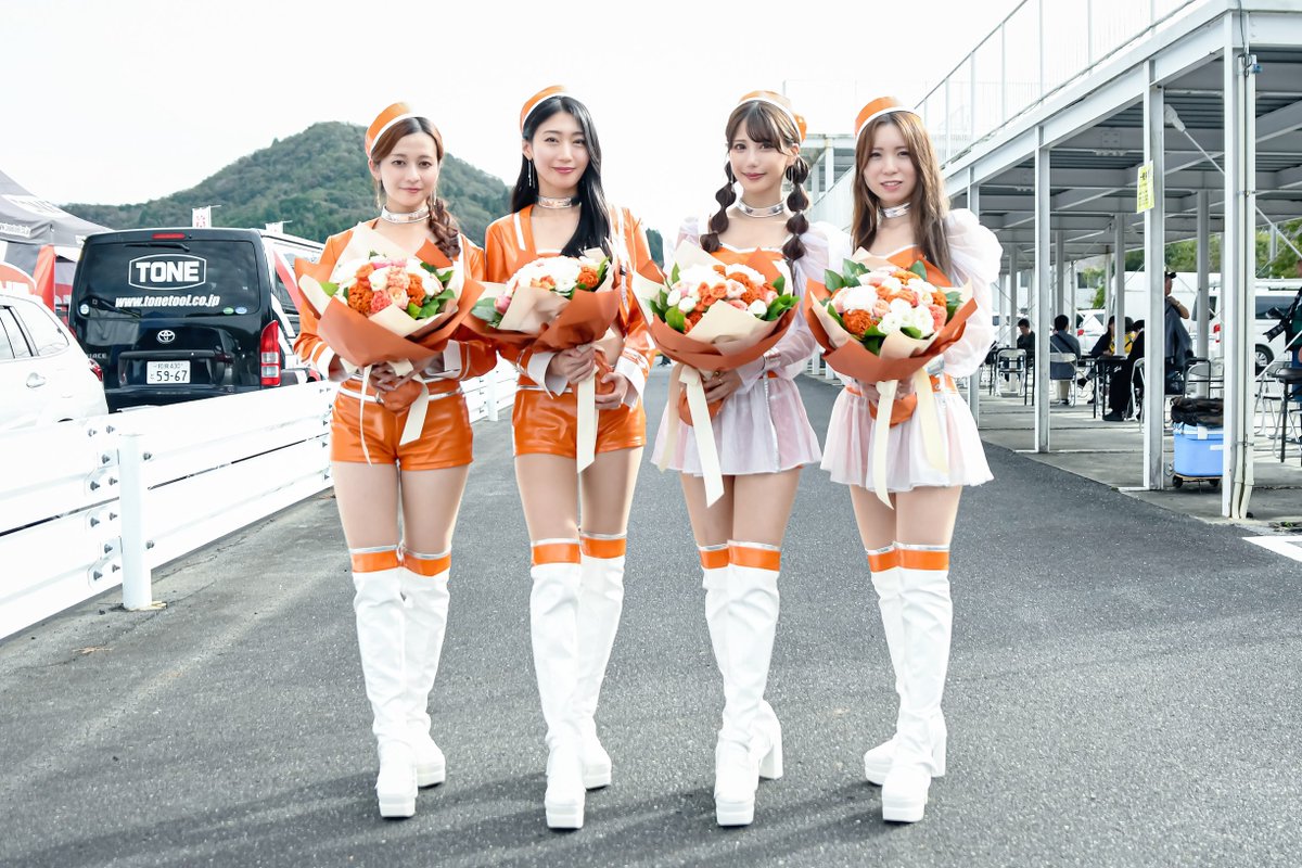 naottie_swcs's tweet photo. 10/26 #スーパー耐久 #岡山国際サーキット
ラストということで、卒業式💐 お疲れ様でした！
ワタシもメンバーに入れて頂けて大感謝🙏
#伊達望 さん(@mnn_ccc)
#神崎りな さん(@rina_kanzaki_)
#望月ゆか さん(@littleyukablack)
#西澤れみ さん(@Nishizawa_re)
#村上モータース
#QueensAngels
#伊達藩 https://t.co/jSq1q1O5MQ