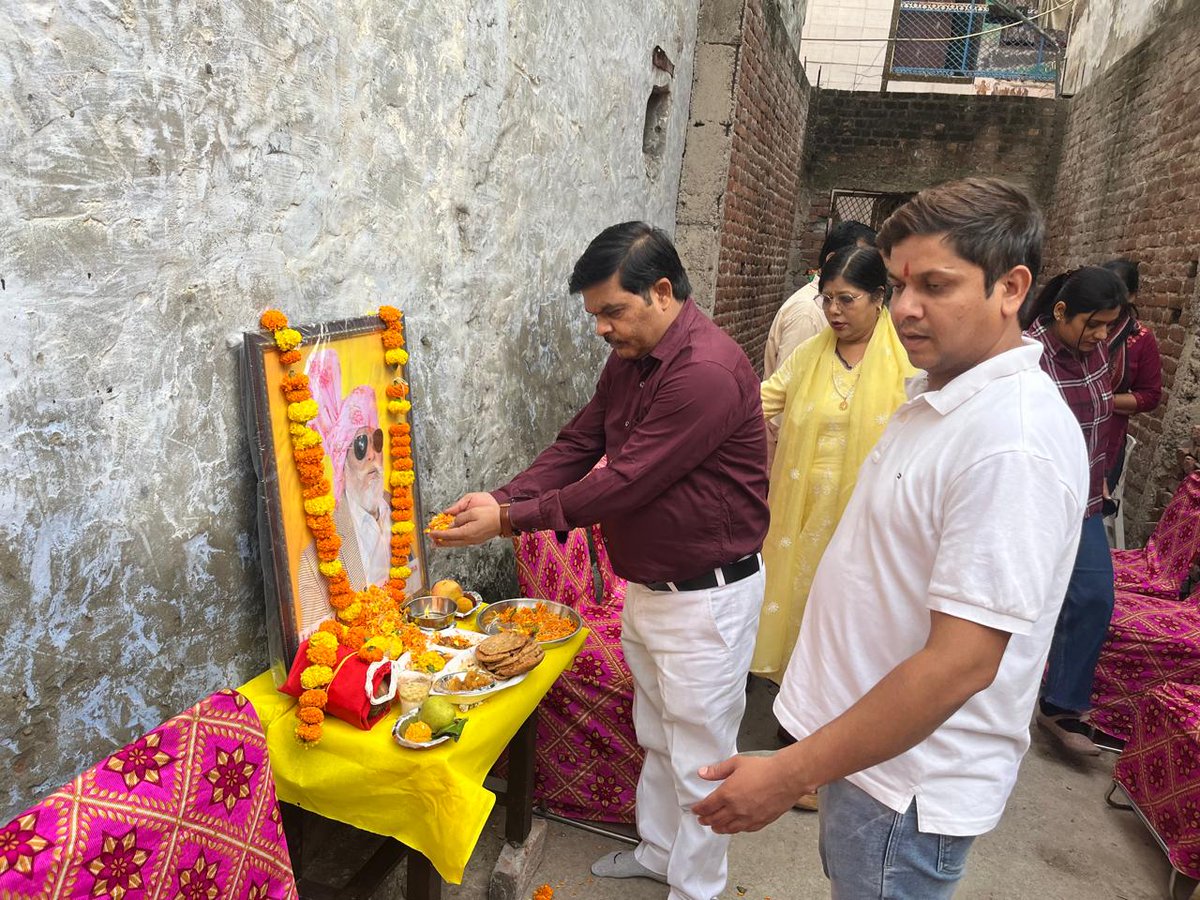 आज घोंडा मण्डल अध्यक्ष सचिन छजलाना जी के ताऊ जी को उनकी तेहरवीं पर पुष्पांजलि अर्पित कर श्रधांजलि दी 🙏
ॐ शांति ओम...