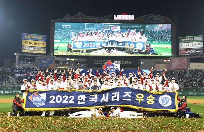 그리고 그게 부러웠어서 22 우승때 광현이 옆에 같이 누운 승원이