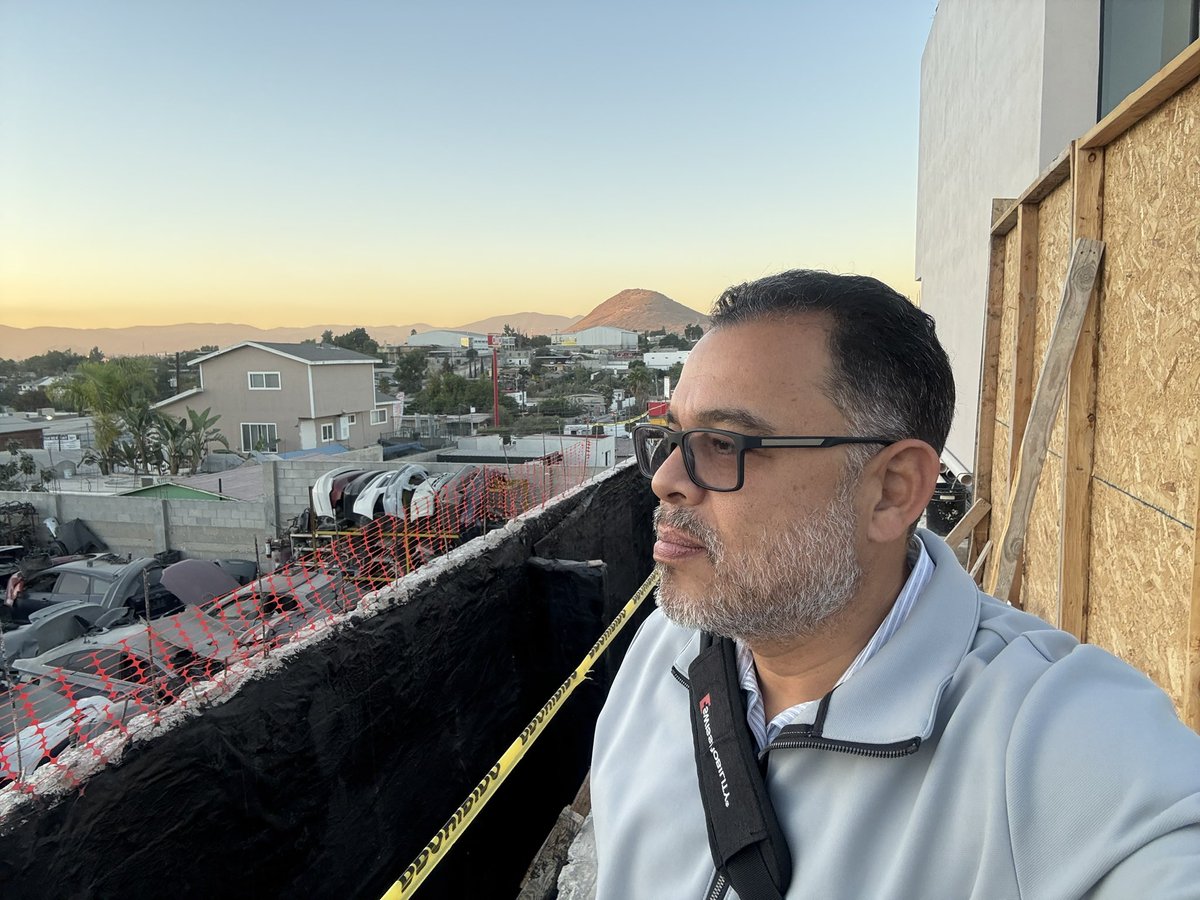 saintloyal's tweet image. Ese en el fondo es el icónico Cerro de Las Abejas, de Tijuana.

A diferencia de la mayor parte de la ciudad, que está sobre sedimentos fluviales, lacustres y de plataforma marina, el Cerro de Las Abejas tiene un origen volcánico. 

Era un antiguo cono cinerítico, un pequeño…