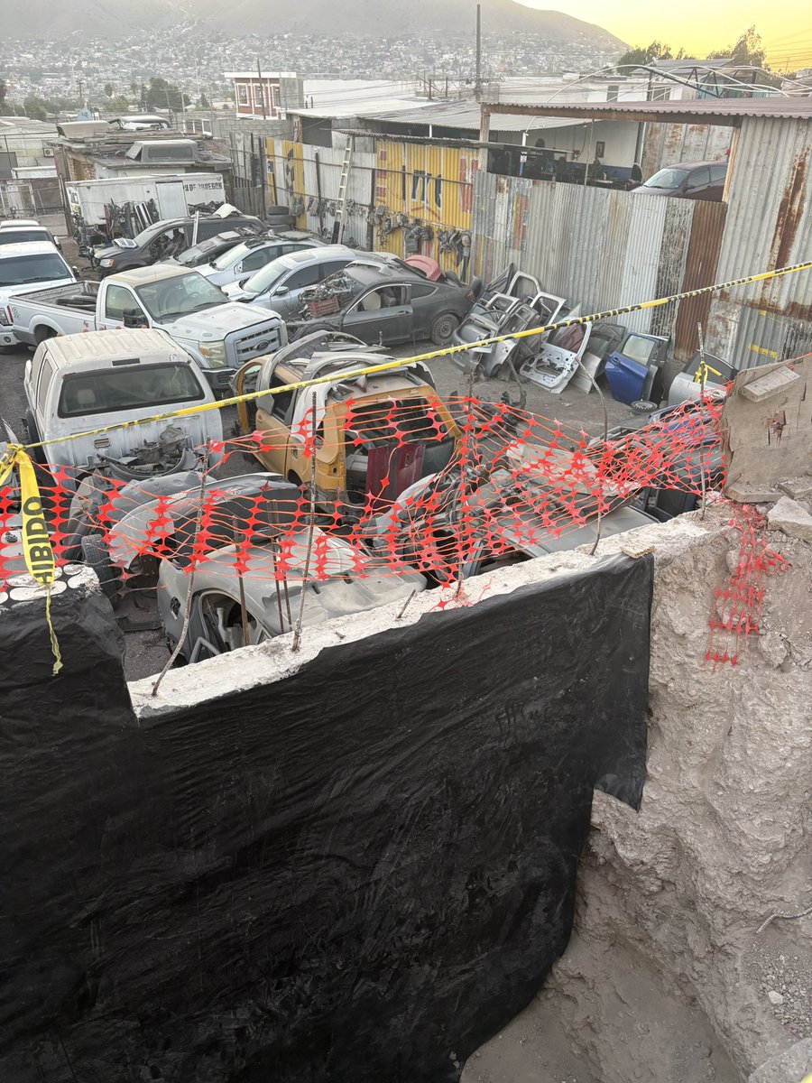 saintloyal's tweet image. Ese en el fondo es el icónico Cerro de Las Abejas, de Tijuana.

A diferencia de la mayor parte de la ciudad, que está sobre sedimentos fluviales, lacustres y de plataforma marina, el Cerro de Las Abejas tiene un origen volcánico. 

Era un antiguo cono cinerítico, un pequeño…