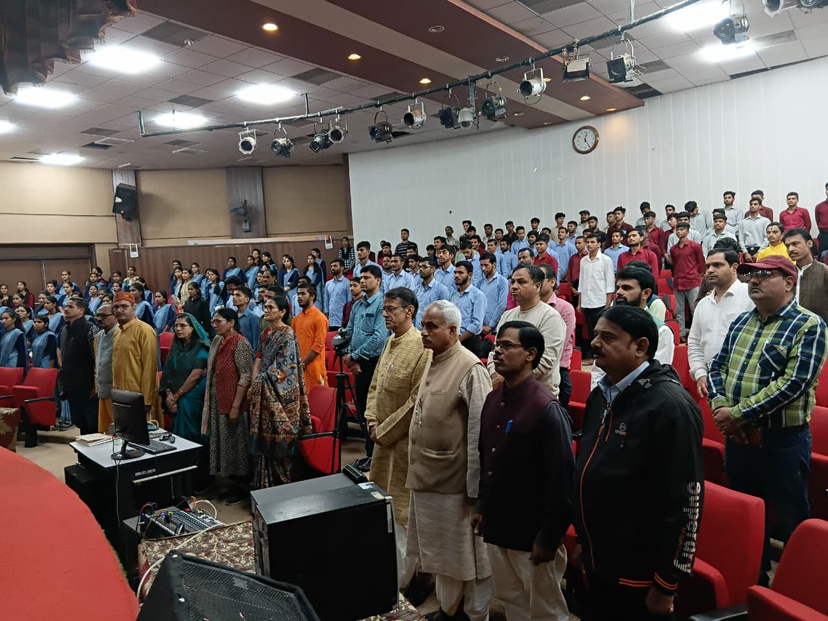 केन्द्रीय संस्कृत वि.वि भोपाल परिसर व शिक्षा सं.उ न्यास के द्वारा "चरित्र निर्माण एवं व्यक्तित्व के विकास"पर आयोजित कार्यशाला के उद्धाटन समारोह में मंच पर म.प्र हिन्दी अकादमी के संचालक अशोक कड़ेल निदेशक प्रो शर्मा डाॅ अजय तिवारी ओम शर्मा एवं प्रतिभागी आचार्य गण व छात्र समुदाय।