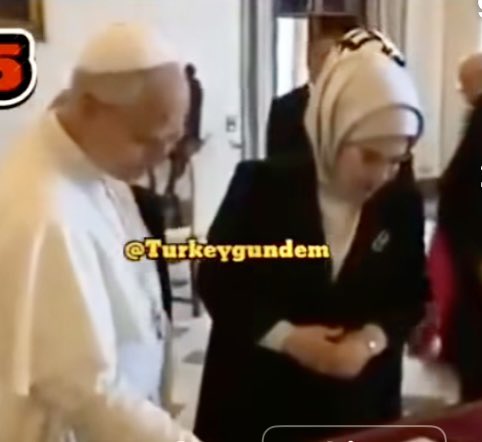 ceyhanii's tweet photo. Böyle dinidar kuran okuyan baba oğul bulmuşuz ne güzel 
Emine hanımda hıristiyan dini lideri Papa’nın yanında 
Ne var bunda
İnancımıza göre 4 kitap kutsal değilmi ? https://t.co/YhoY6frNX4