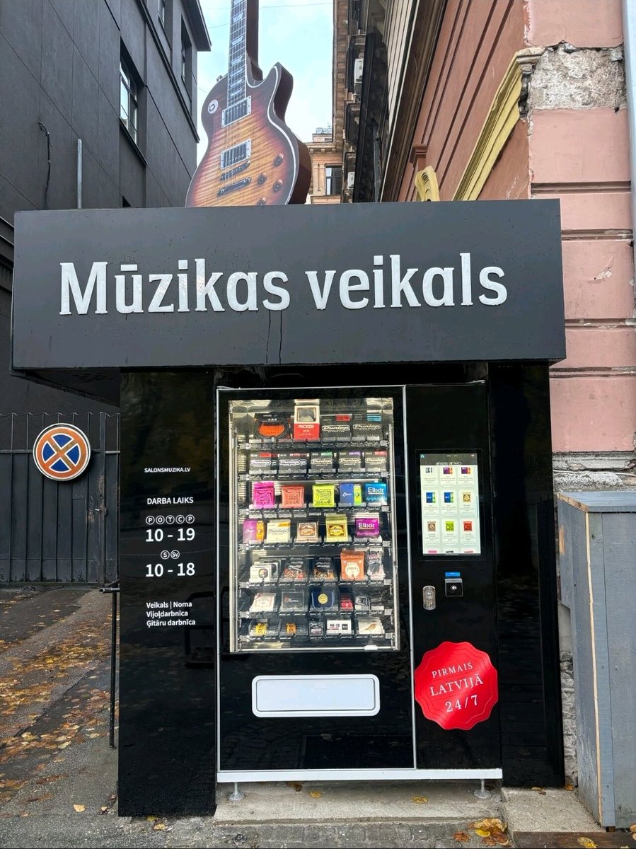 Raiņa bulvārī jauns vendomāts — mūzikas instrumentu veikalam! Taustāms un saprotams 24/7 serviss un tik loģisks piedāvājums. Visi, kas ir skraidījuši naktī pa klubiem un krogiem, meklējot stīgas koncertam, kas sāksies pēc 30 minūtēm, noteikti pievienosies sajūsmai. Malači!
Foto
