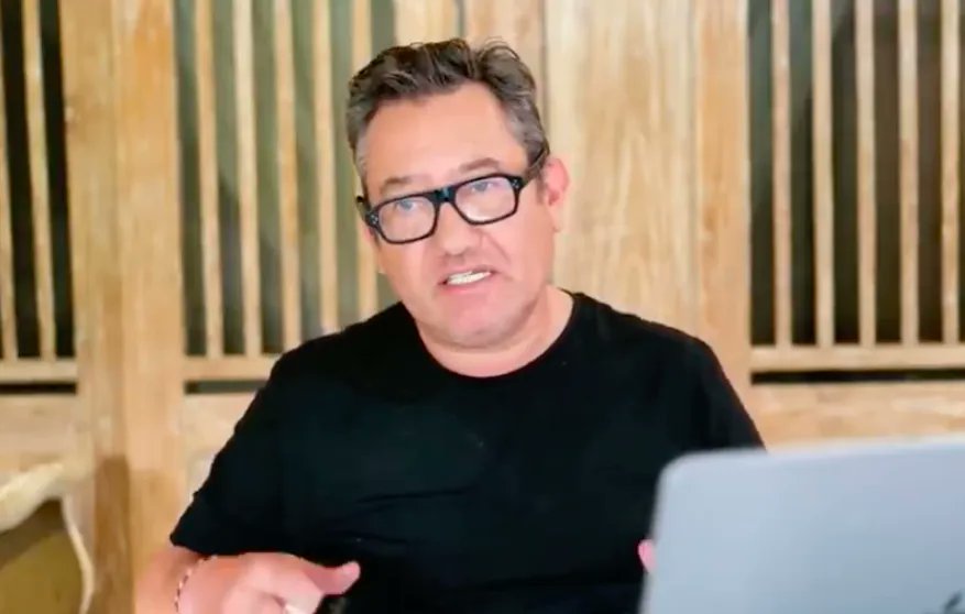 AKP içindeki kavgada yeni sayfa 'Bilal' oldu: Silah görüntüsü ve 'temizlik' talebi iddiası

Bilal Erdoğan’ın başında olduğu vakıf TÜGVA’ya dair gazeteci Serdar Akinan’dan çeşitli iddialar geldi. Akinan, TÜGVA’ya ait bir aracın bagajındaki silah görüntülerini ve yine vakfın