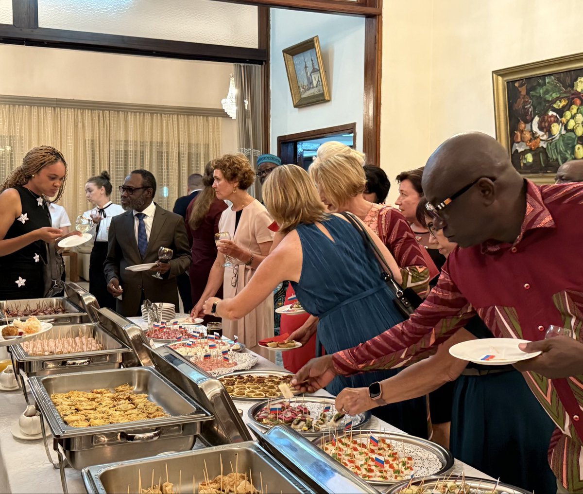 ⭐️ Le 30 octobre, la Résidence de l'Ambassadeur de Russie à Cotonou a accueilli la cérémonie annuelle de remise des médailles « Pour l'amour et la fidélité ».

🎖️ Trois couples mixtes russo-béninois ont été décorés