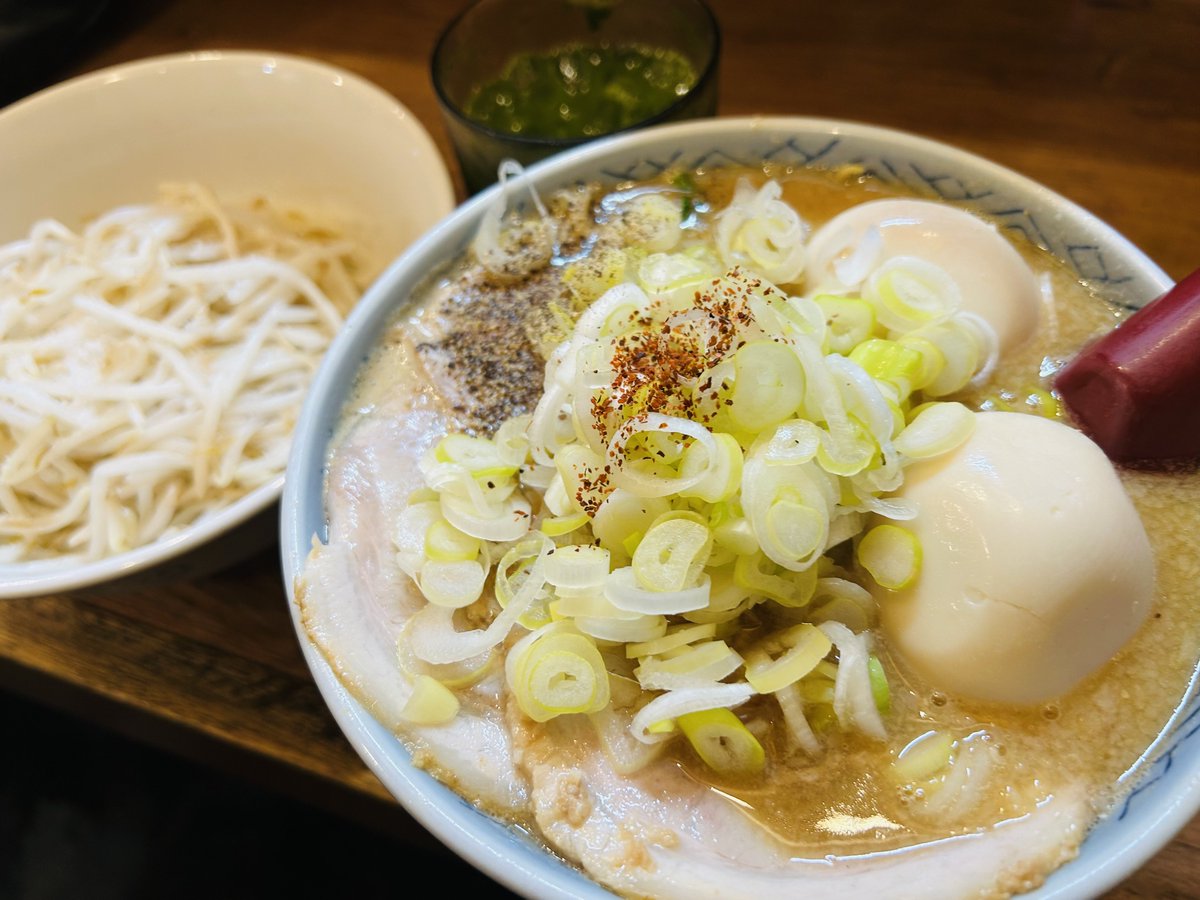 totutohoku's tweet image. 『ミニ味噌』
食べにラーメン屋来ましたが、
サイフ忘れました。
私は別にそこの店長から信用されているわけではないので、
隣のセブンのスマホでATMで
現金引き出してことなきを得ました😂