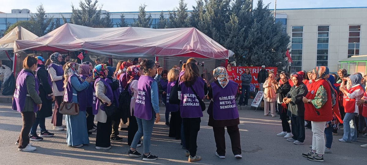 BirlesikMetal's tweet image. 🔴YAŞASIN KADIN DAYANIŞMASI! YAŞASIN SINIF DAYANIŞMASI! YAŞASIN SMART GREVİMİZ!

Merkez Kadın Komisyonumuz, Gebze&apos;deki #SmartSolar Fabrikası önünde 10 gündür grevde olan üyelerimize dayanışma ziyaretinde bulundu.

Smart Solar işçileri, &quot;Kadın dayanışmasıyla... Sınıf…