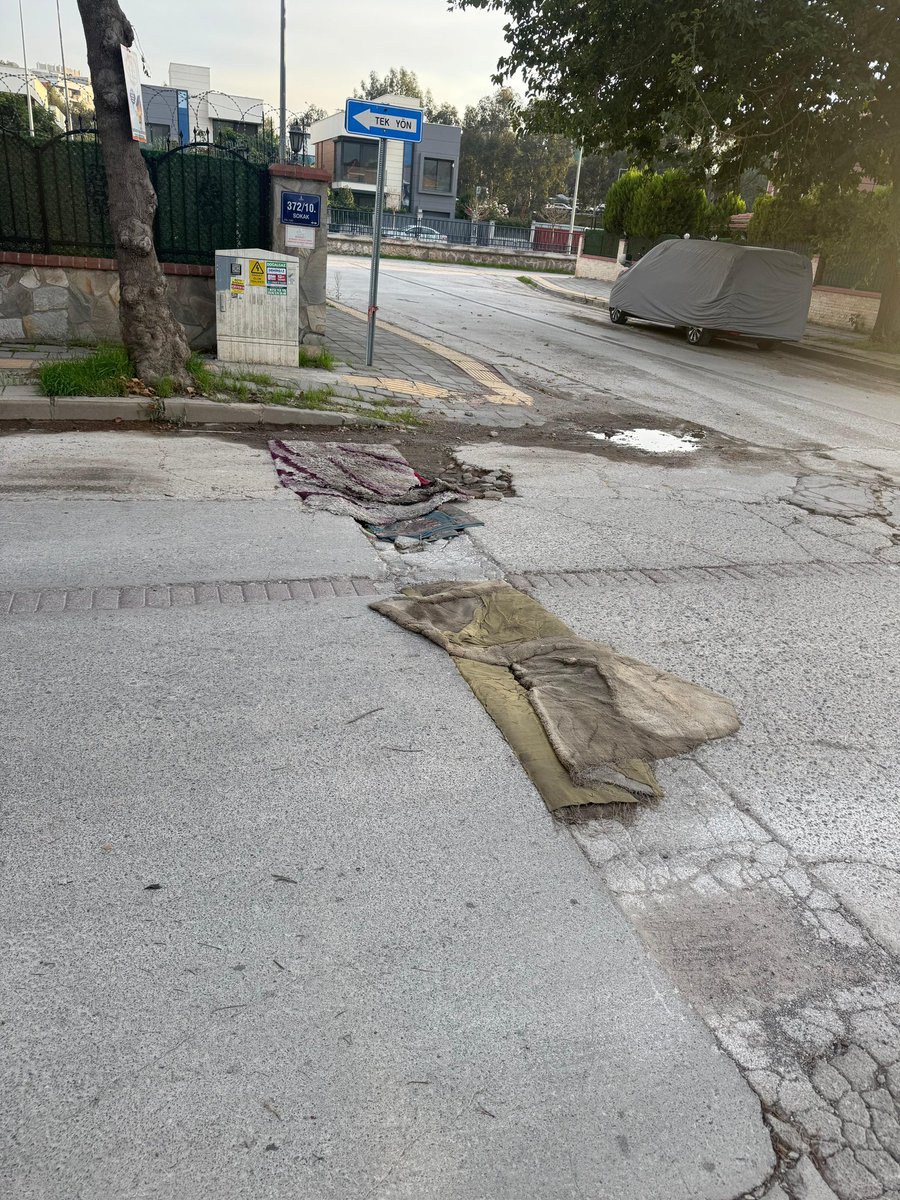 En yüksek emlak vergisinin ödendiği sokakta vatandaş kendi çözümünü üretiyor.
Bornova’da manzara bu. 👇 

#Bornova #İzmir #YerelYönetim

<a href="/omereskichp/">Ömer Eşki</a> <a href="/bornovabld/">Bornova Belediyesi</a>