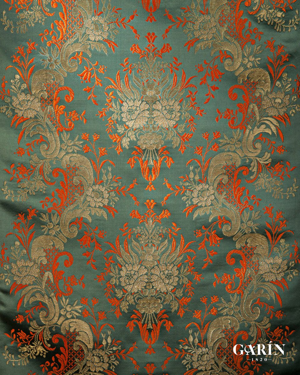 Si observamos los diferentes diseños valencianos del siglo XIX, podemos apreciar una evolución de estilo en las flores según nos vamos acercando al final de esta época. Dibujos como el #espolínRamito contienen una flor más plana que en periodos posteriores. 🌱🧡 #Garín1820