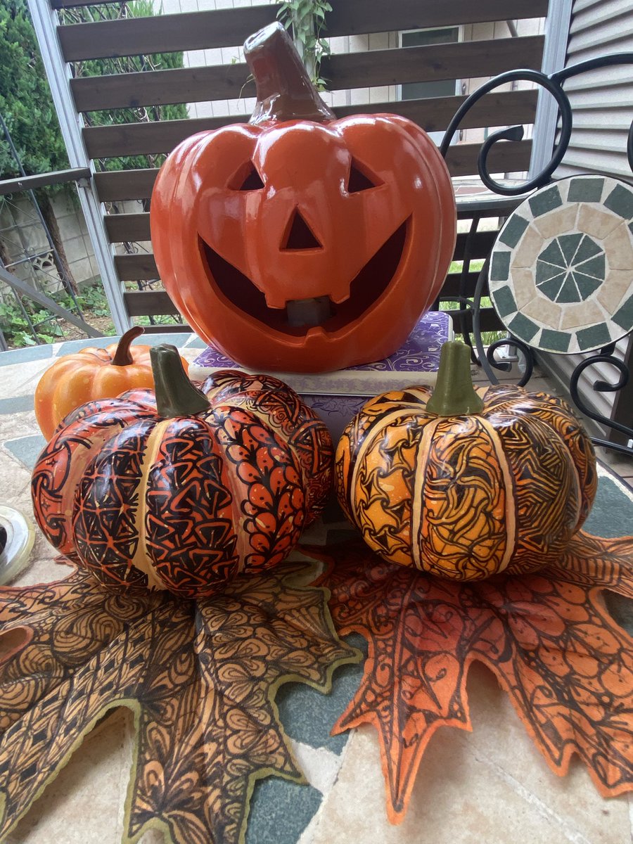 fuuka_Zentangle's tweet photo. 今日は、ハロウィン🎃だった‼️
新しいかぼちゃ、描きかけのままで、完成してないけど…。100均のかぼちゃとメイプルリーフ🍁にZentangle描いてあります🥰
(⚠️でっかいオレンジ🧡のかぼちゃは、100均ではありません😅)
#Zentangle好きと繋がりたい 
#ハロウィン https://t.co/MSl1i9Rmto