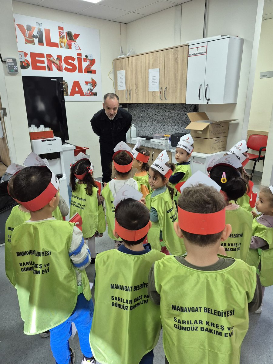 Kızılay Haftası kapsamında Sarılar Kreş ve Gündüz Bakım Evi öğrencileri, minik kalpleriyle Kan Bağış Noktamızı ziyaret etti. ❤️
Küçük yaşta yardımlaşma ve dayanışma bilincini kazanan bu güzel çocuklarımızın ilgisi ve merakı bizleri çok mutlu etti.
#KızılayHaftası