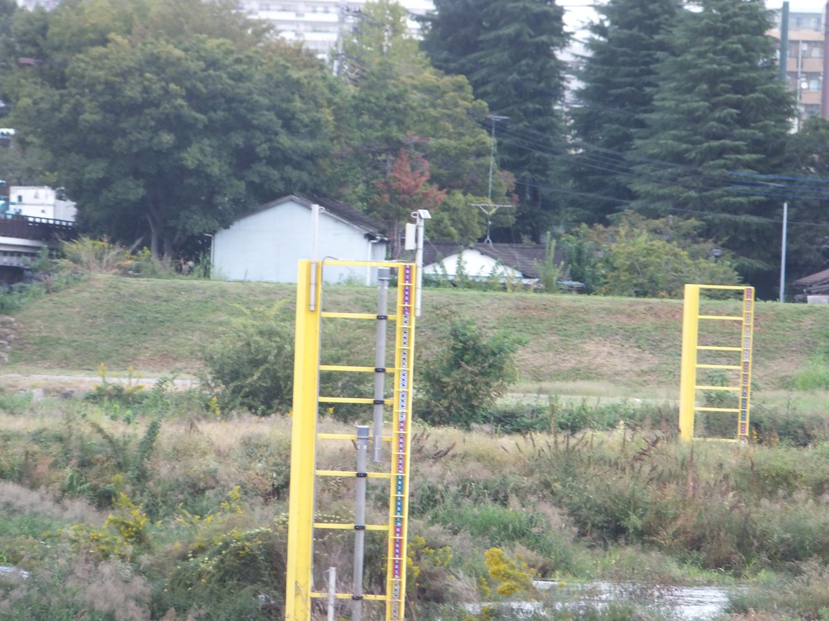 Sriee_hyff's tweet image. 日野橋の水位流量観測施設
（危機管理型でない）従来型の水位計に太陽光パネルが付随しているのをはじめて見た