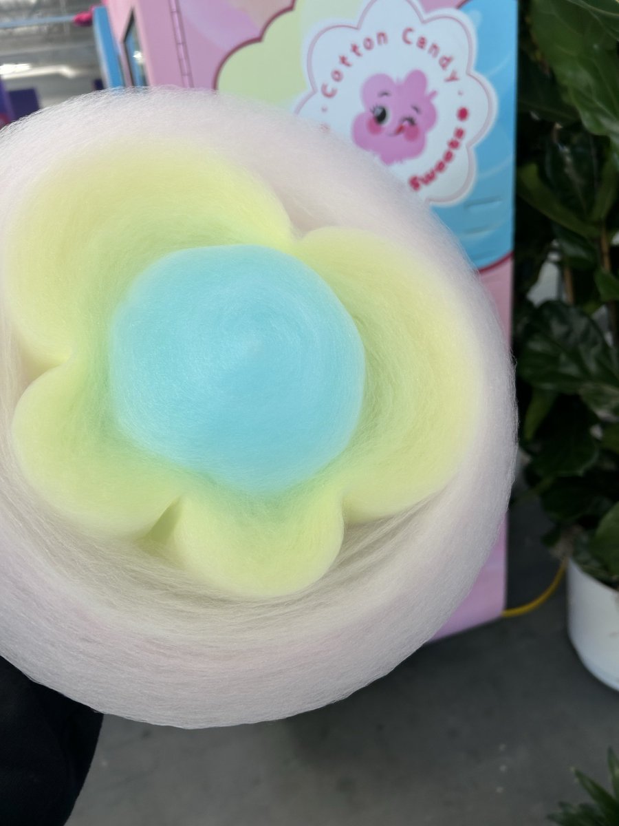 yuma_prog's tweet image. GitHub Universeで無料で作り放題だったやつやっぱり原宿にあるんだ…