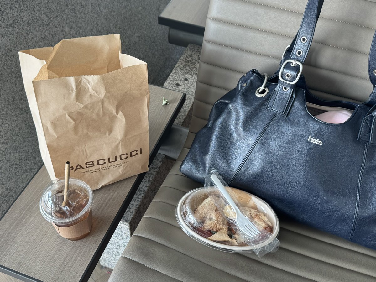 ccatcollection's tweet photo. 히에타 가방 짱 커서 수납력도 좋고
우치와(이게 젤 중요)걍 들어가는 사이즈라 오프용으로 딱임 색 예쁜거 많아서 하나 더 사고싶음… https://t.co/PGznFEFpWi
