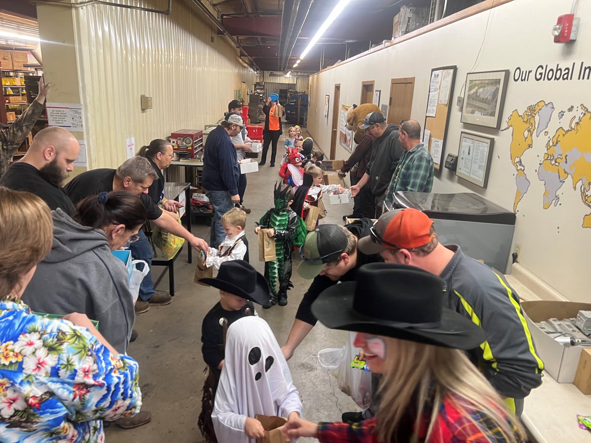 recycleharmony's tweet image. Spooky fun at Harmony Enterprises today!  The students and staff from Harmony Kids Learning Center stopped by to trick-or-treat with our team—bringing great costumes, lots of smiles, and a wonderful start to Halloween!
#recycleharmony #CareerCommunityCultureCompany