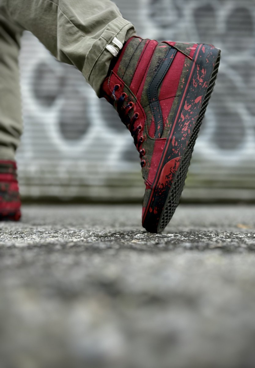We’ve got a Halloween #FIREFRIDAYS double feature today. I don’t know about you, but I’m dressing up as a man who thinks he’s half his age. #KOTD
#wearyourkicks #yoursneakersaredope 
House of Terror Vans - F.K. - 🩸