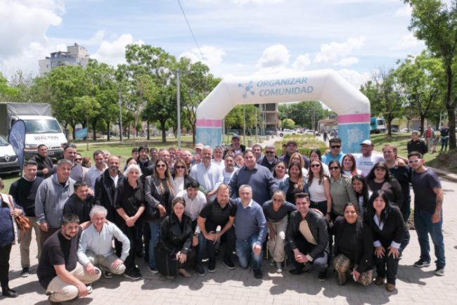 AgenciaComBA's tweet image. 👤Andrés Larroque entregó subsidios y equipamiento deportivo en Ezeiza

agenciacomba.com.ar/andres-larroqu…

@BAProvincia @larroqueandres @cardozocristian #ComBA @MinDesarrolloBA #ProgramaOrganizarComunidad @GranadosGaston #Homenaje #Maradona #IOMA #programaMásVida @Kicillofok