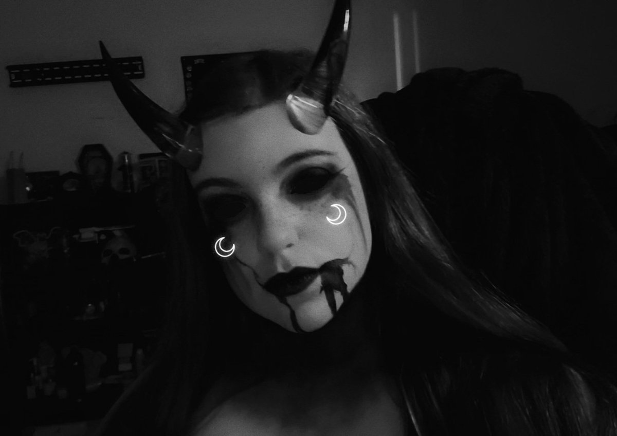 𝕹𝖎𝖓𝖆 𖤐🦇 tweet media